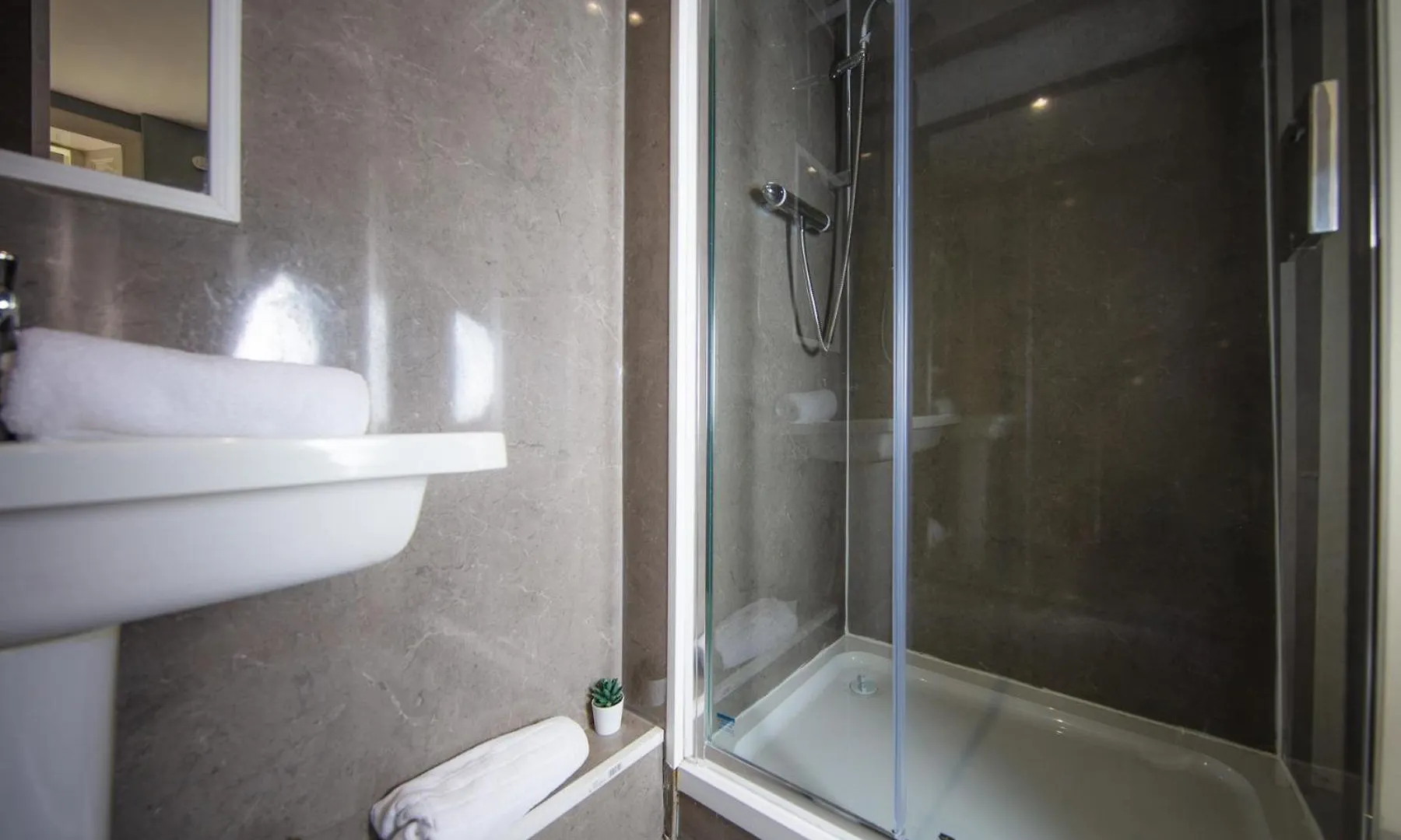 Comfortable, Spacious Edinburgh Retreat, By The Meadows! Apartment