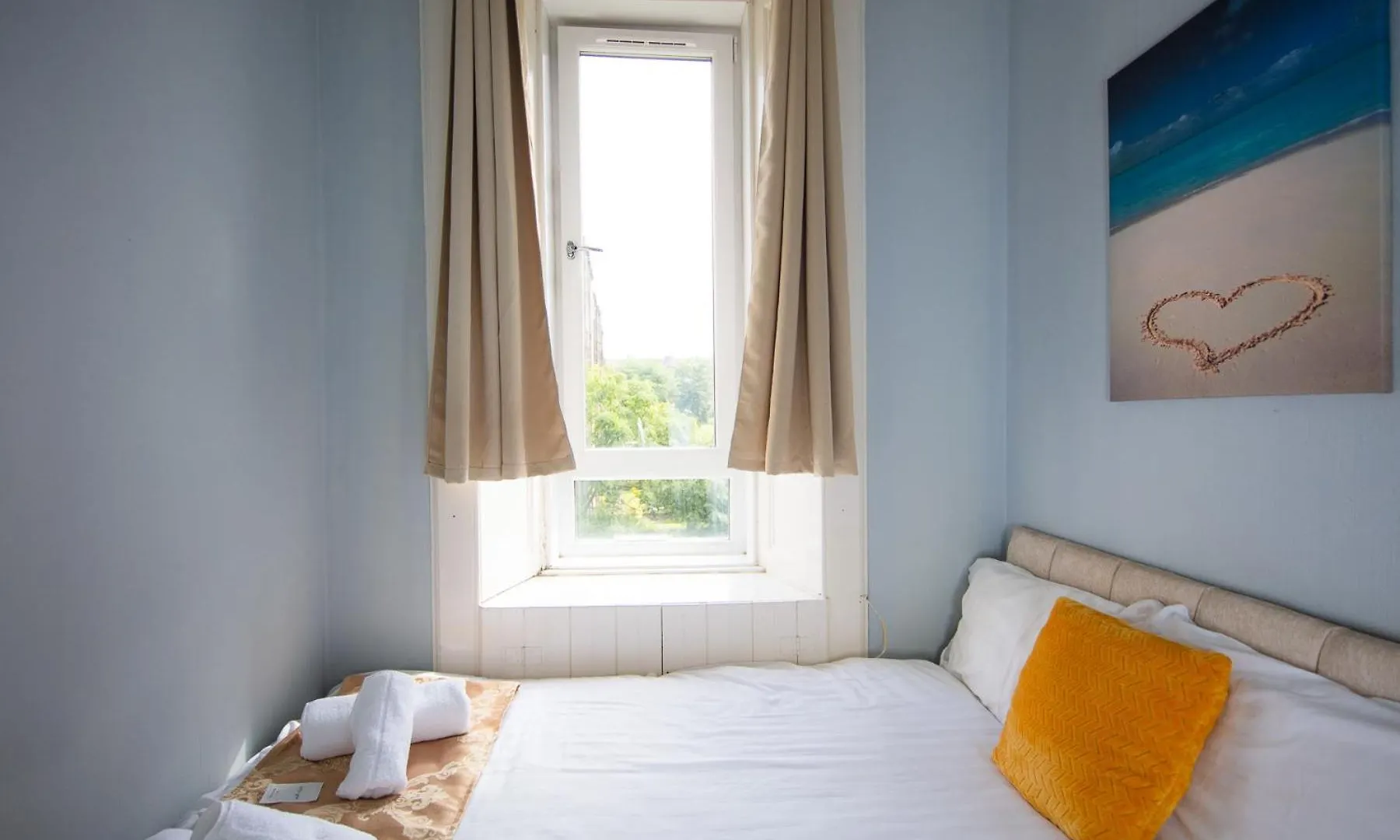 Comfortable, Spacious Edinburgh Retreat, By The Meadows! Apartment
